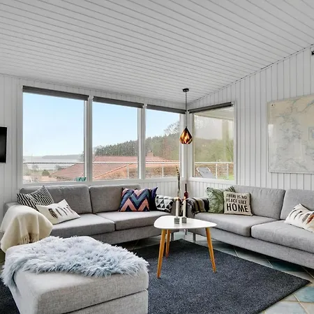 3 Bedroom Lovely In 콜딩